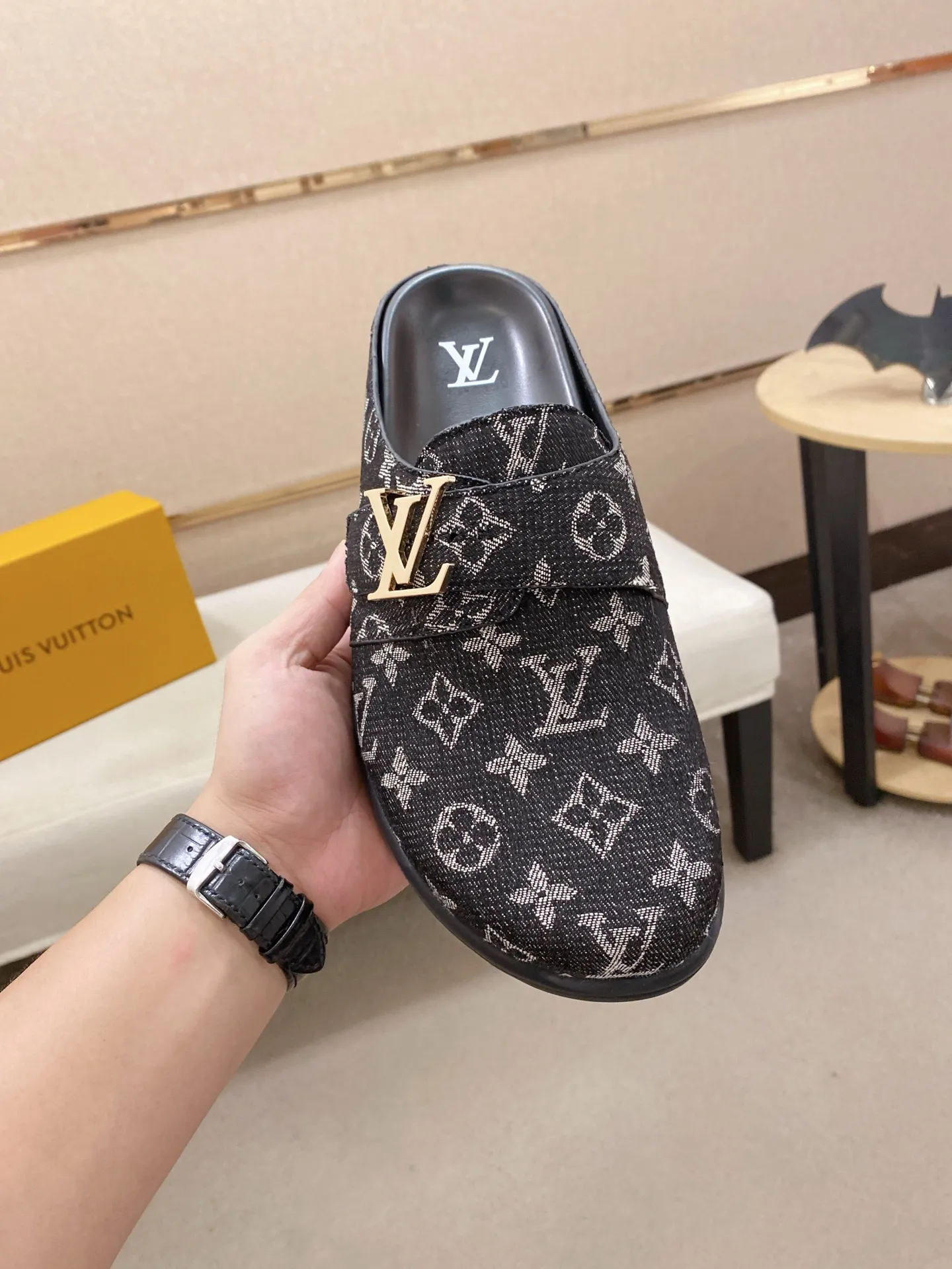Men's shoes💰: 200💰38-45, LV Easy 2025 new men's casual sandals and slippers, made of suede cow leather, with Monogram pattern to highlight the trendy style. Adjustable straps illuminated with LV letters, while a resilient insole and micro outsole provide lightweight comfort. Made of suede cow leather with embossed Monogram pattern and brand element metal hardware✅Adjustable straps➕Tough insole‼ ️Micro outsole. Comfortable and easy to wear‼ ️